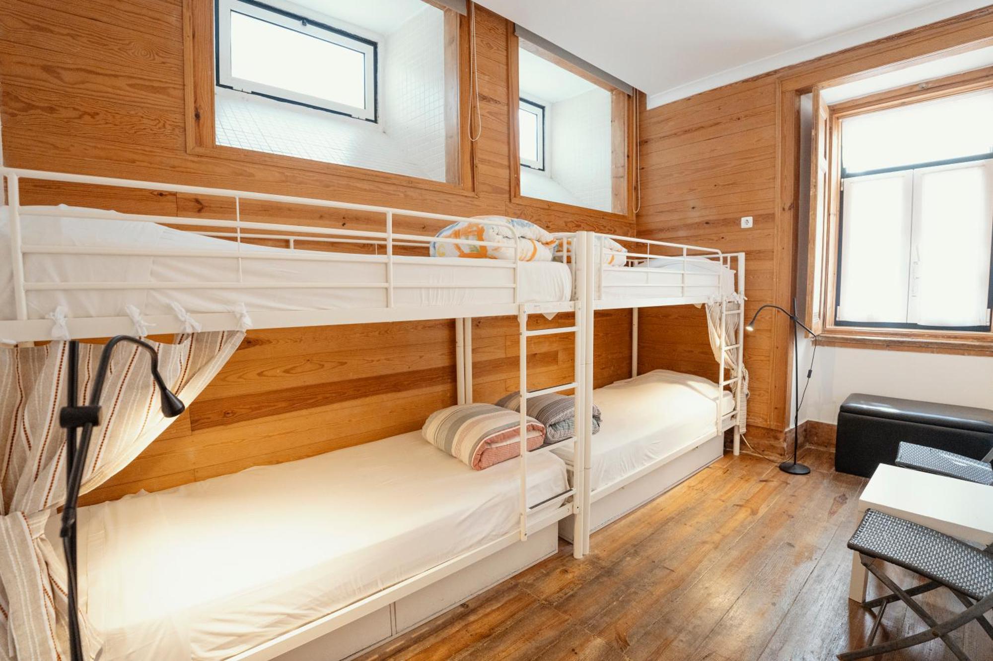 Single Bed Mixed Dormitory Room 4 Beds