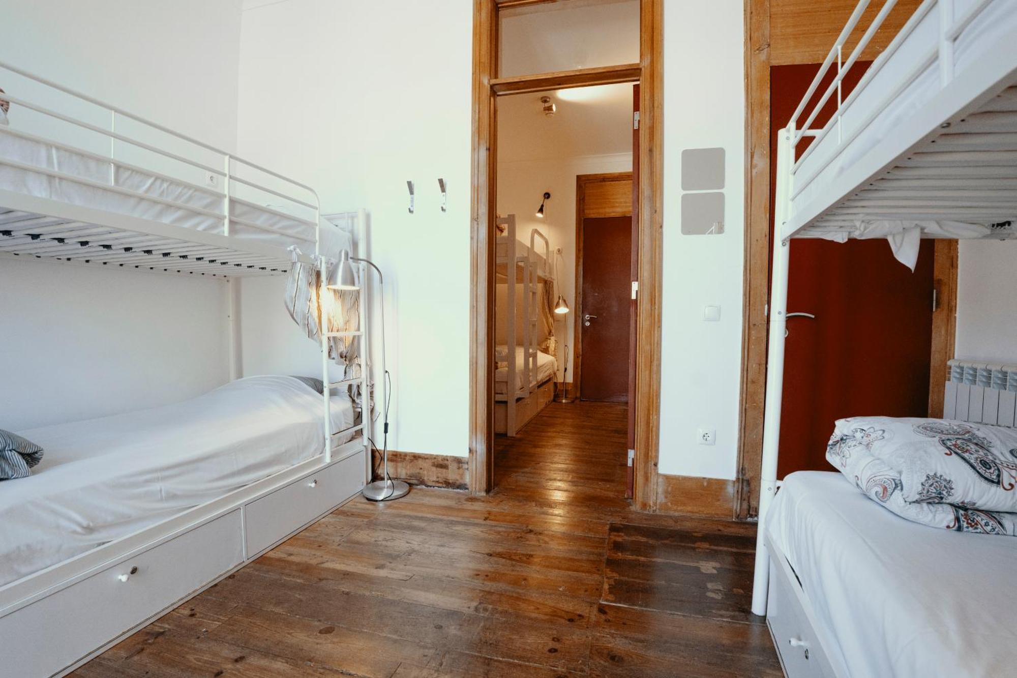 Single Bed Mixed Dormitory Room 6 Beds