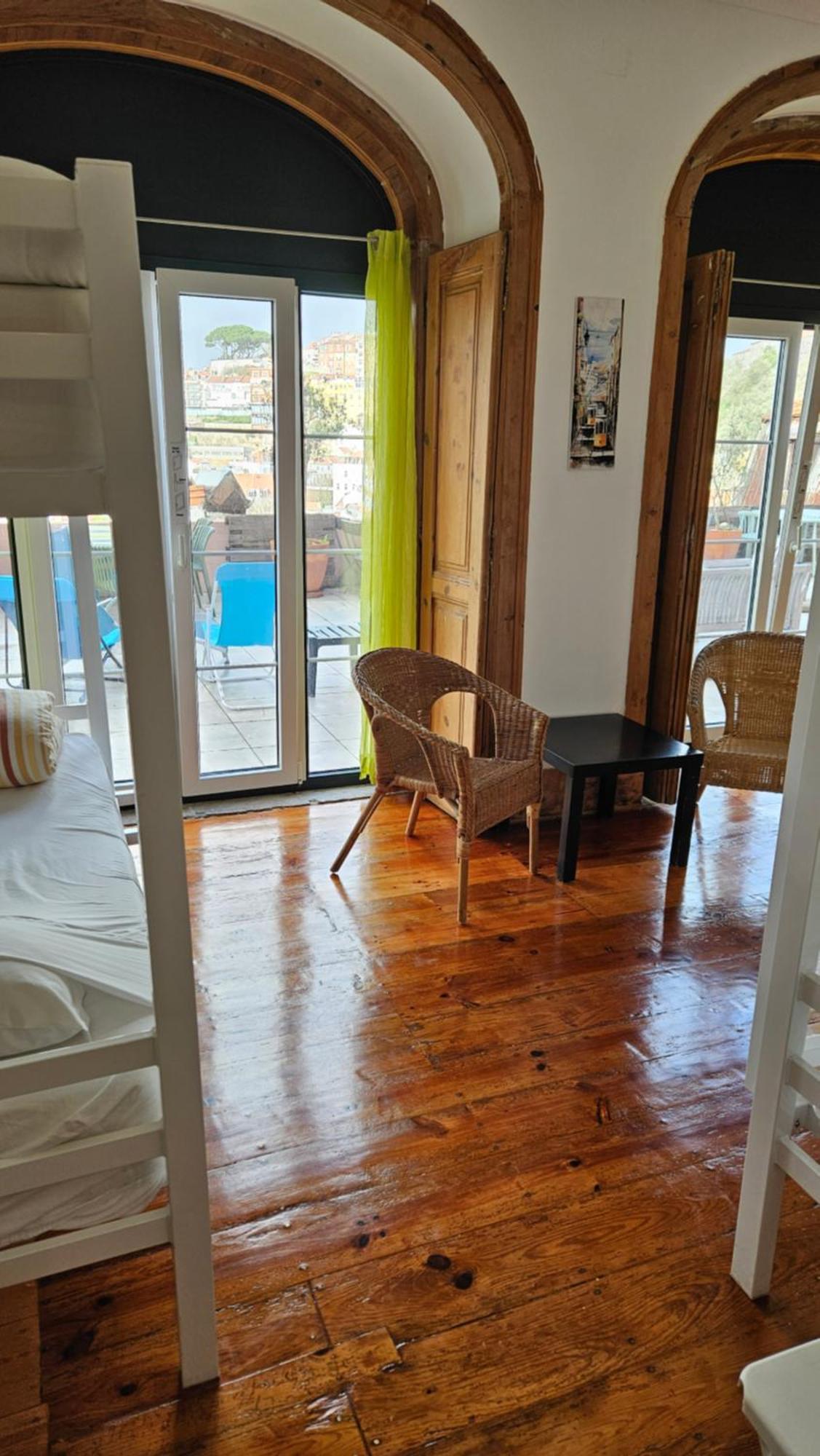 Single Bed Mixed Dormitory Room 6 Beds